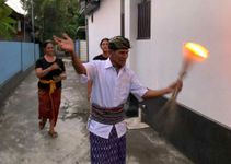 Megobog, Tradisi Petang Hari Saat Hari Pengerupukan Megobog