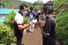 Tinjau Longsor di Takedan, Bupati Suwirta Naiki Mobil Listrik Longosr