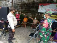 TNI dan Polri Bersinergi Lakukan Pengamanan dalam Penyaluran BLT di Gianyar BLT