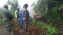 Tanah Longsor Timbun Jalan Penghubung di Desa Sukawana Kintamani Longsor