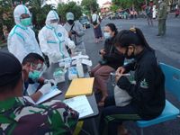 Para Pengunjung Pantai Sanur Dites Rapid Antigen Rapid Test Antigen