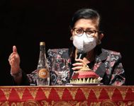 Ny Putri Koster Berikan Pengarahan Kepada Peserta Pameran IKM Bali Bangkit