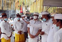 Wabup Suiasa Hadiri Ngeratep Tapakan di Pura Dalem Tambangan Badung Penarungan