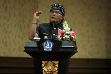 Hadiri Pengukuhan Prajuru MDA Kecamatan se-Badung, Bupati Giri Prasta Serahkan 2 Unit Mobil Operasional Majelis Desa Adat