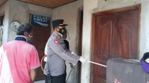 Rumah Warga yang Terpapar Covid-19 Disemprot Disinfektan Covid-19