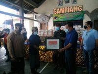 KSU Banjar Sampiang Bagikan Sembako, Mahayastra Sumbangkan 1 Ton Beras Koperasi Serba Usaha (KSU) Banjar Sampiang Desa Gianyar