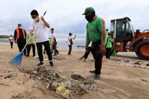 Sekda Adi Arnawa Pantau Kegiatan Bersih-bersih di Pantai Kuta Sampah di Pantai Kuta