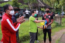Bupati Suwirta Serahkan Sarana Bola Voli di Bajing Bola Voli