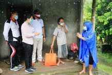 Diguyur Hujan, Wabup Kasta Serahkan CSR ke Penyandang Disabilitas CSR