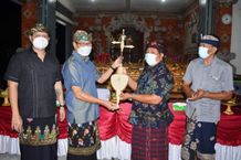 Wabup Suiasa Serahkan Gong Semarandana kepada Banjar Baler Pasar Darmasaba Gong