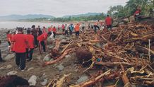 Antusiasme Masyarakat Bergotong Royong Bersihkan Sampah Pasca Banjir Bandang Karya Bakti