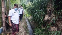 Wabup Kasta Tinjau Lokasi Longsor di Subak Pegending Longsor