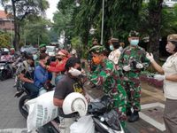 Meningkatkan Kesadaran Prokes di Masyarakat, Kodim Badung Sebar 1.300 Masker Kodim Badung