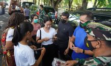 Penerapan Hari Pertama PPKM di Bali, Pangdam IX/Udayana Bagikan 1.500 Masker ke Masyarakat Masker