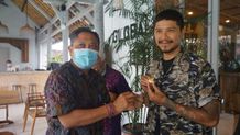 Walikota Rai Mantra Serahkan Pin Penghargaan Orange Ekonomi Award Tahun 2020 Penghargaan