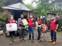 PMI Kabupaten Bangli Serahkan Bantuan Kepada Warga Korban Tanah Longsor PMI Bangli