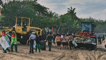 Awal Tahun Baru 2021, Kodam IX/Udayana dan Instansi Terkait Bersihkan Pantai Kuta dari Tumpukan Sampah Tumpukan Sambah