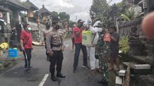 Babinsa & Bhabinkamtibamas, Gencar Lakukan Penyemprotan Disinfektan di Desa-desa penyemprotan disinfektan