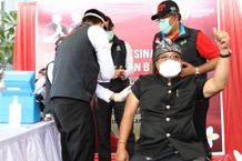 Pastikan Aman, Bupati Giri Prasta Pejabat Pertama Penerima Vaksin Covid-19 di Badung Vaksin Covid-19