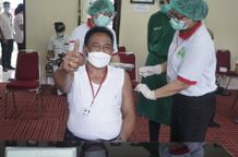 Forkopimda, Nakes dan Tokoh Agama Denpasar Terima Vaksinasi Covid-19 di RSUD Wangaya Vaksin Covid-19 di Denpasar