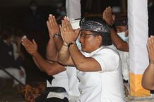 Bupati Giri Prasta Hadiri Piodalan Jelih di Pura Desa Semanik Piodalan Jelih