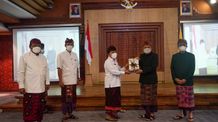 Purna Tugas, Rai Mantra-Jaya Negara Serahkan Memori Jabatan ke Plh. Walikota Denpasar I Made Toya Akhir Tugas