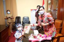 Surya Adnyani Mahayastra Serahkan Bantuan Alat Mewarnai Alat Mewarnai