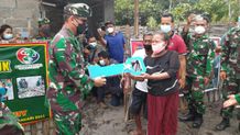 Danrem 163/Wira Satya Serahkan Kunci Bantuan Rumah Layak Huni Bedah Rumah