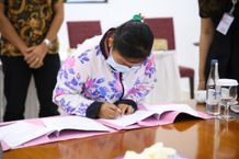 Pemkab Gianyar Dampingi Difabel Tandatangani Kontrak Kerja Difabel