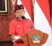 Gubernur Koster Keluarkan Surat Edaran Penggunaan Pakaian Berbahan Kain Tenun Endek Bali Gubernur Bali