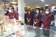 Menkumham RI Yasonna H. Laoly Belanja Kain Endek Bermotif Aksara Bali di Pameran IKM Bali Bangkit Endek Bali