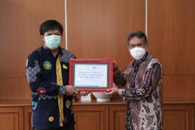 Rektor UGM Serahkan 20 Unit GeNose ke Fakultas Genose