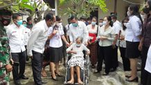 Bupati Mahayastra Serahkan Bantuan 5 Kursi Roda Kursi Roda