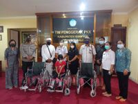 Surya Adnyani Mahayastra, Serahkan Bantuan Kursi Roda Bagi Penyandang Disabilitas Kursi Roda