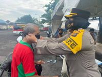 Wakapolres Bagikan Masker Kepada Para Pekerja di Pesisir Pantai Kusamba Masker