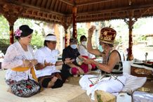 Pasangan Giri Prasta dan Suiasa Ikuti Upacara Mejaya-jaya Mejaya-jaya