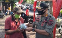 Kedepankan Langkah Persuasif, Tim Gabungan Kelurahan Padangsambian Bagikan Nasi Bungkus dan Masker Nasi Bungkus