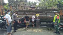 Babinsa dan Babinkamtibmas Desa Tamanbali Laksanakan Pemantauan Prokes Tamanbali