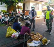 Kodim Bangli Intensifkan Pendisiplinan Prokes di Pasar Kidul Bangli Prokes