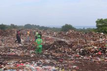 Peringati HPSN, DLH Buleleng Tuang Ekoenzim di TPA Bengkala TPA BENGKALA