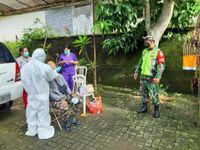Kodim 1626/Bangli Dampingi Tim Screening Puskesmas Lakukan Contact Tracking Covid-19
