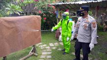 Rumah Warga yang Terpapar Covid-19 Disemprot Cairan Disinfektan Selbar Semprot