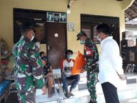 Wujud Empati Terhadap Warga Miskin, TNI Salurkan Bantuan Sembako Sembako
