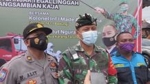 Implementasi Penerapan PPKM Skala Mikro, TNI Polri Gencar Lakukan Penyemprotan di Wilayah Terindikasi Zona Merah Lakukan Penyemprotan