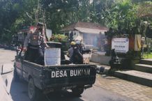 Cegah Klaster Baru, Kapolsek Payangan Bersama Satgas Covid-19 Lakukan Penyemprotan di Desa Bukian Penyemprotan di Desa Bukian