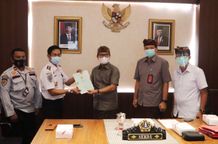 Sekda Adi Arnawa Serahkan Sertifikat Tanah Terminal Mengwi ke BPTD Terminal Mengwi