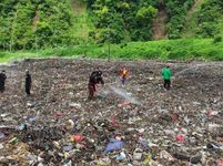 DLH Kabupaten Bangli Semprot Eco Enzyme di TPA Eco Enzyme