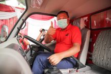 Optimalkan TPS3R Bupati Mayastra Serahkan Truk Sampah Truk Sampah