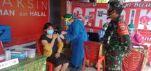 Babinsa Pantau Kegiatan Vaksinasi Covid-19 Tahap Kedua Bagi Nakes di Jembrana Vaksin Covid-19
