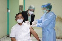 Berusia 60 Tahun, Wakil Bupati Buleleng Terima Suntikan Pertama Vaksin Covid-19 Vaksin Covid-19